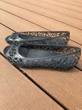 CROCS Size 9 Women's Dark Charcoal Floral Cutout Flats